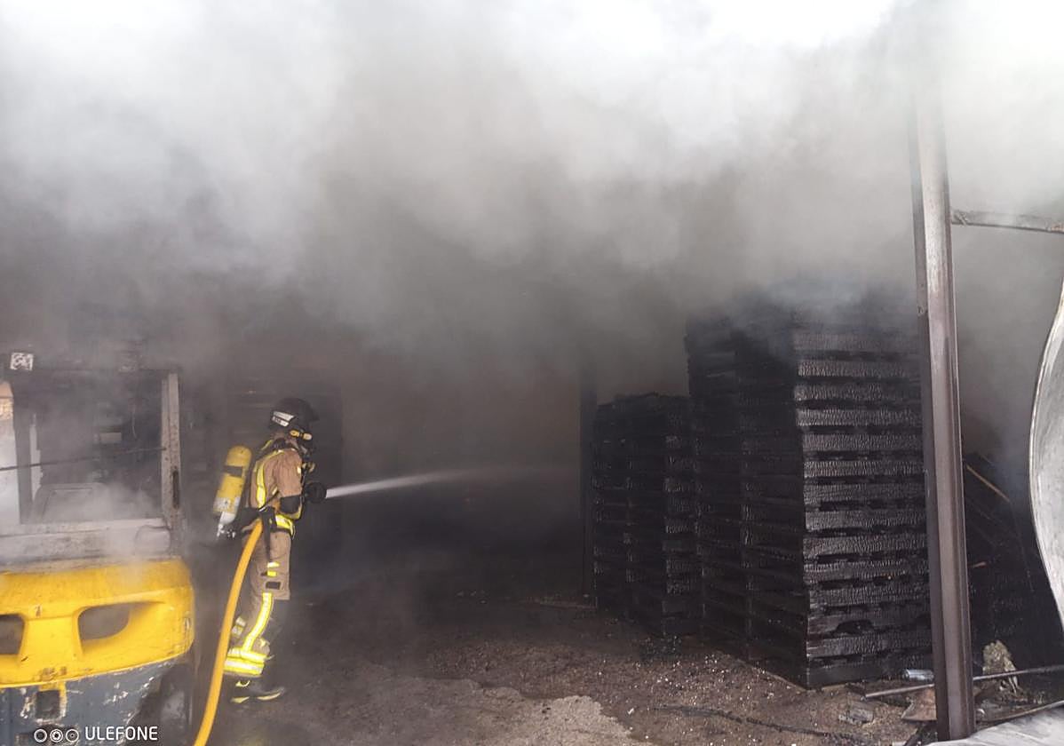 Un bombero, este martes, en el interior de las instalaciones incendiadas.