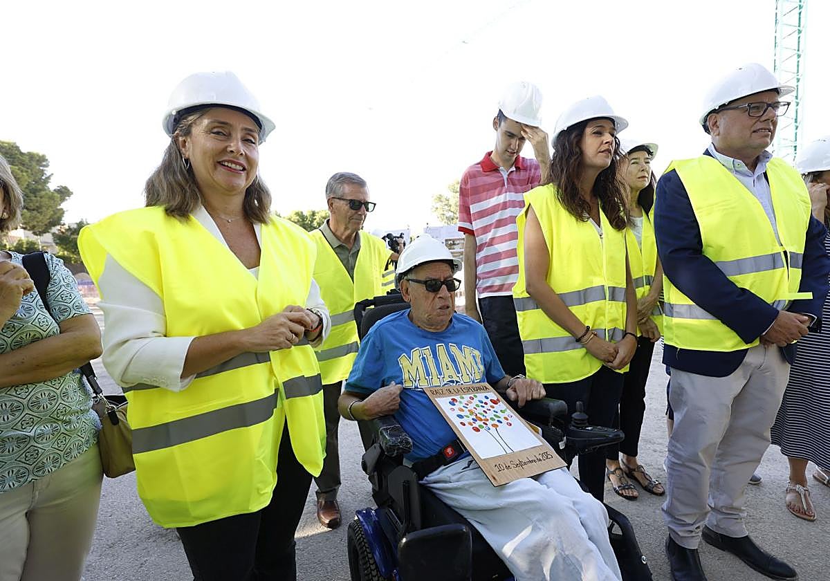 La consejera de Política Social, Conchita Ruiz, visita el inicio de las obras del centro de día y de autonomía personal para personas con discapacidad de Churra.