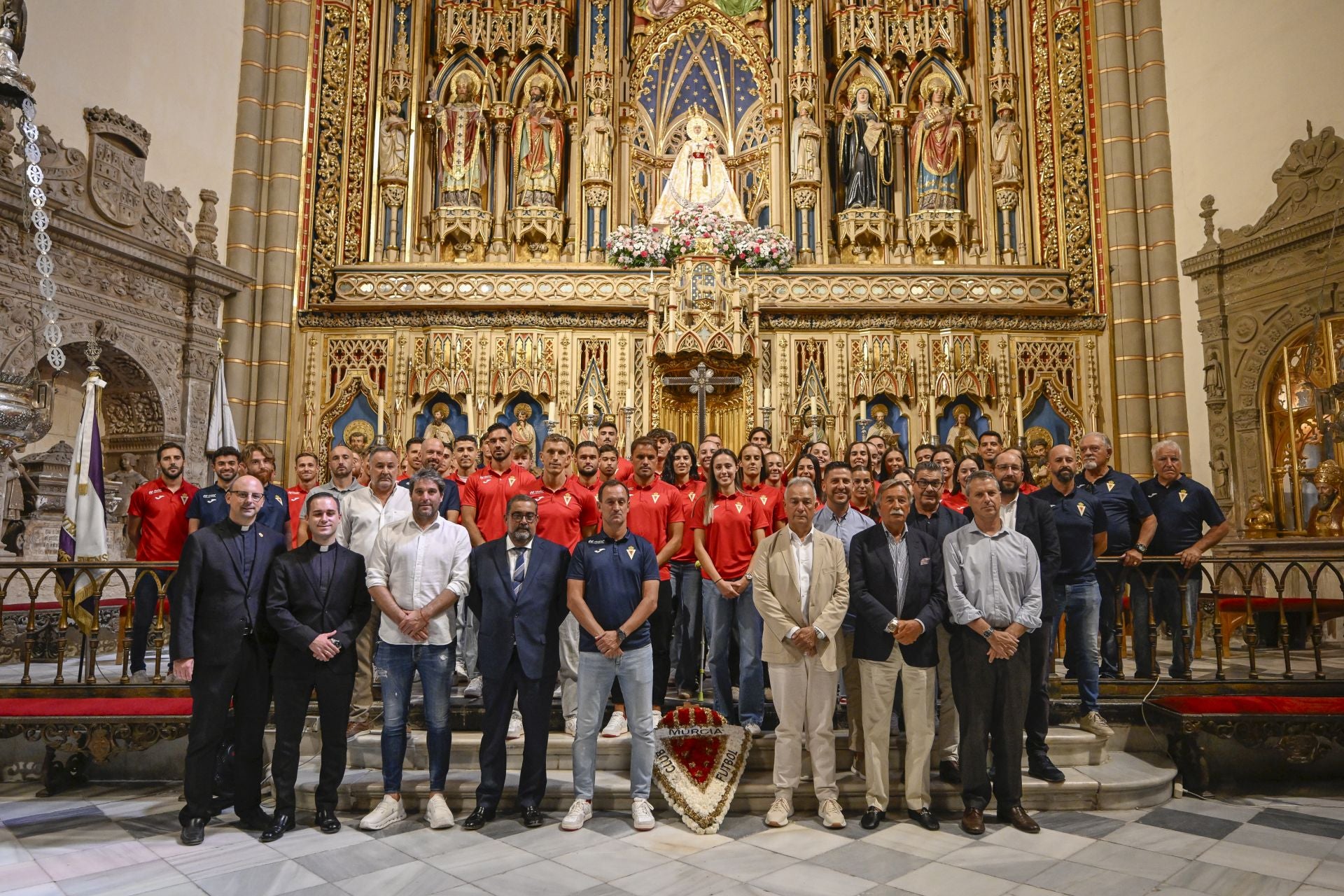 En imágenes, la ofrenda del Real Murcia a La Fuensanta
