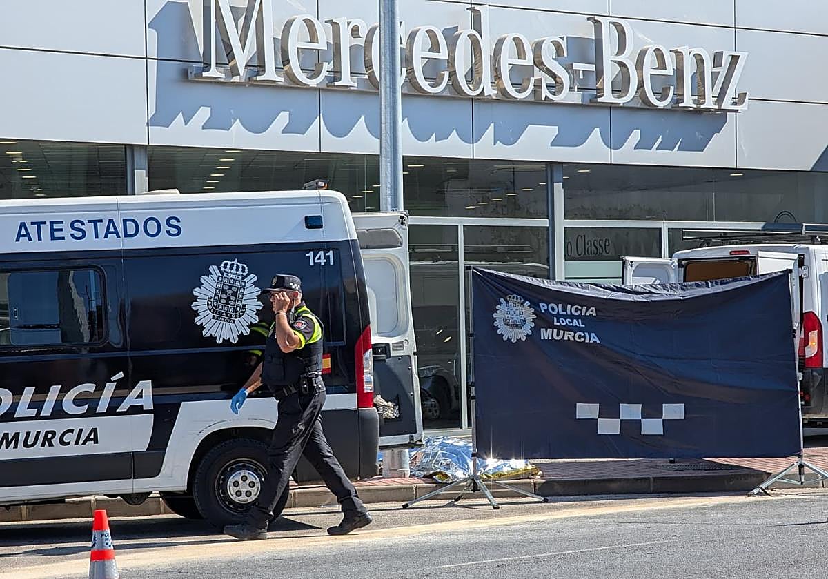 Agentes de la Policía Local de Murcia custodian el cuerpo de la fallecida hasta que se ordene el levantamiento del cadáver.
