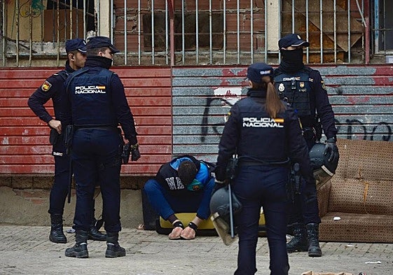 Agentes de la Policía Nacional custodian a un detenido, durante una intervención en Murcia.