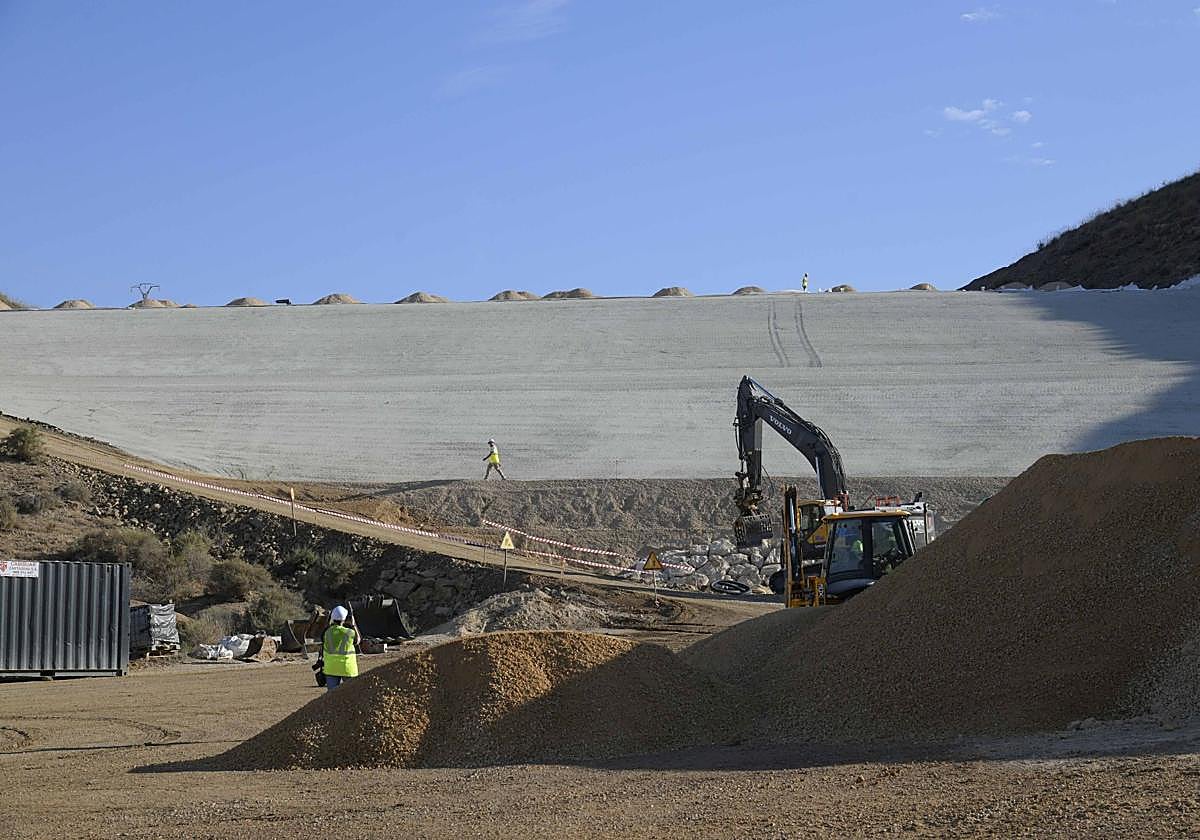 Trabajos de consolidación de los taludes, en la balsa.