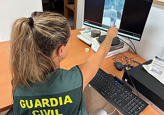 Una agente de la Benemérita revisa las imágenes del sospechoso.
