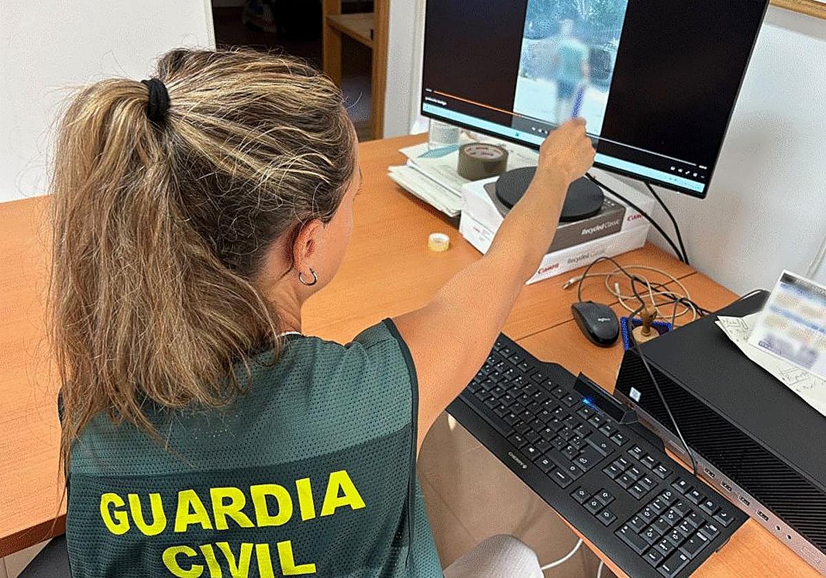 Una agente de la Benemérita revisa las imágenes del sospechoso.