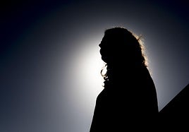 Imagen de archivo de una mujer maltratada.