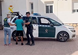 Los agentes junto con el arrestado.