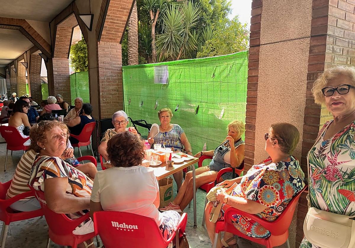 Grupos de vecinos, ayer en una terraza en la plaza de la Constitución, junto a una zona vallada.