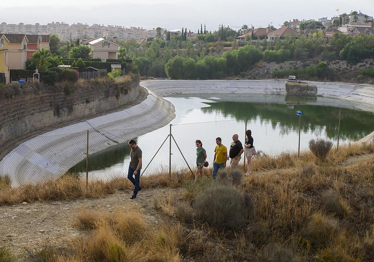 Vecinos de la urbanización, el martes junto a la balsa de riego.