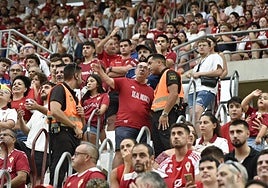 Un aficionado dialoga con dos miembros de seguridad del club durante el Murcia-Torremolinos.