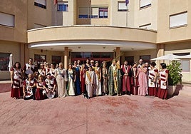 Los cargos festeros de Moros y Cristianos, ayer, durante su visita a la residencia de mayores de San Basilio.