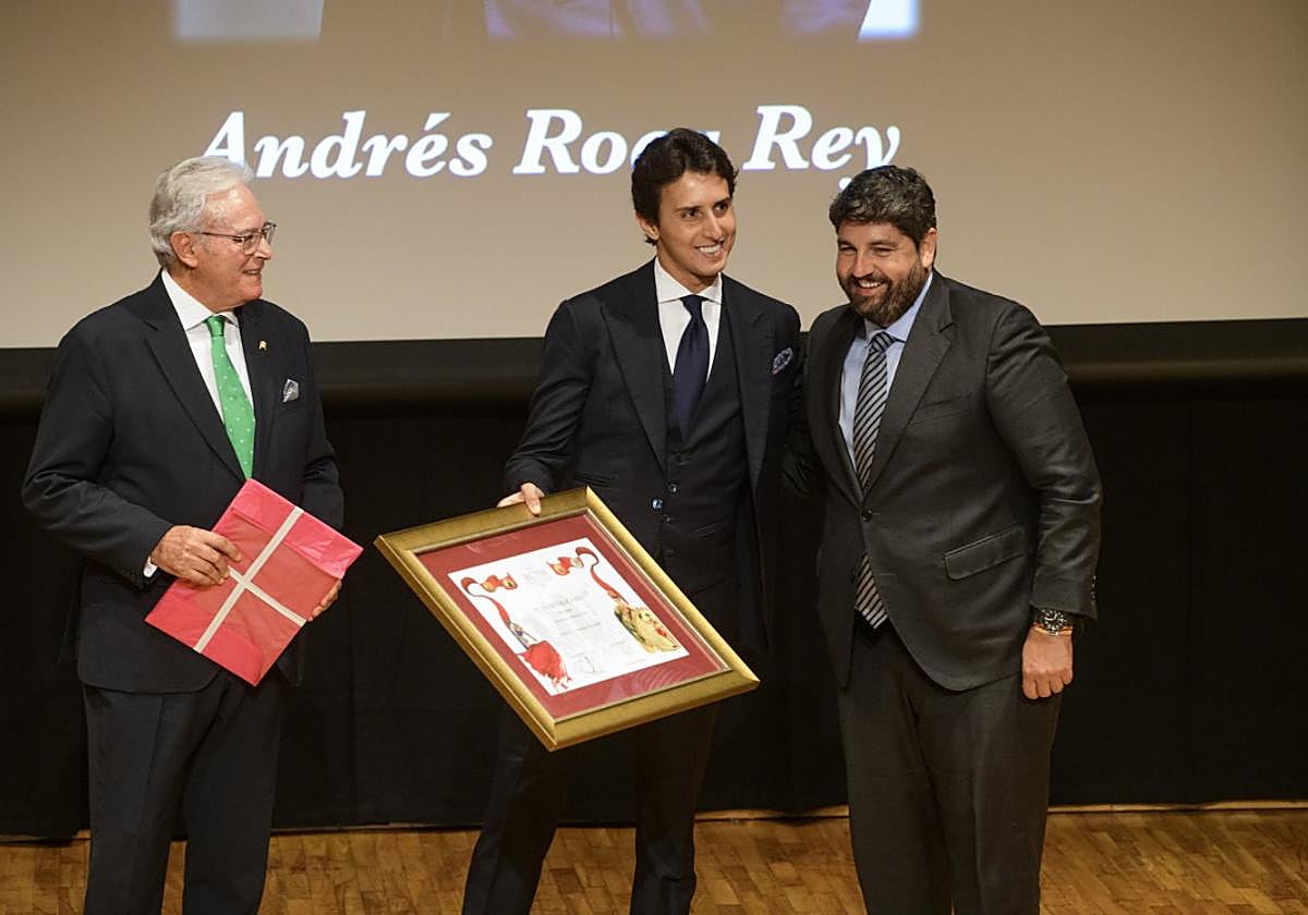 El presidente del Real Club Taurino de Murcia, Alfonso Avilés (i), y Fernando López Miras entregaron a Roca Rey un cuadro y un obsequio al finalizar el pregón, anoche.