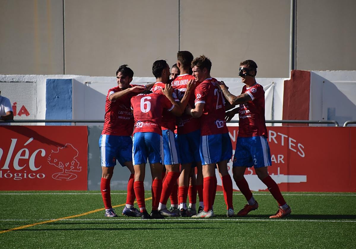 Los jugadores de la Minera celebrando uno de sus tantos, ayer en el Ángel Celdrán del Llano del Beal.