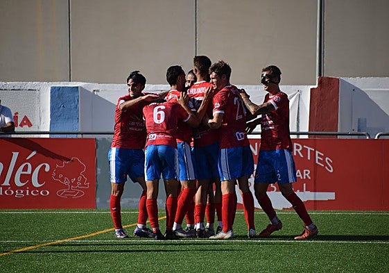 Los jugadores de la Minera celebrando uno de sus tantos, ayer en el Ángel Celdrán del Llano del Beal.