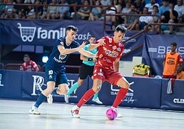 Ricardo Mayor protege el balón en el Palau d'Esports ante la presión de Cristian Povea.