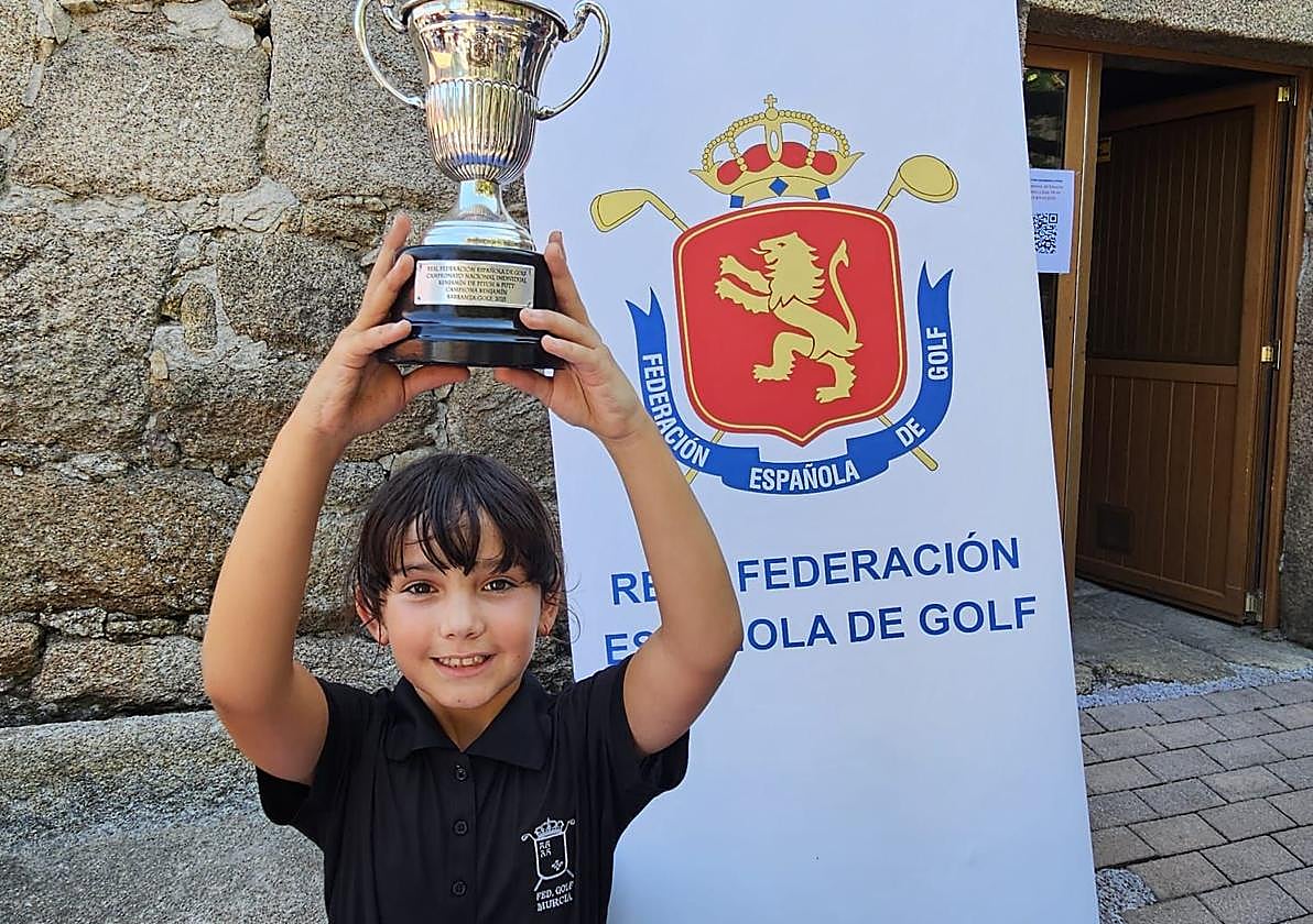 La murciana Sofía García levantando su copa de campeona, en Galicia.