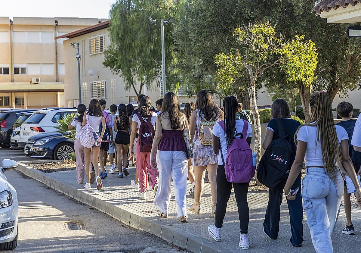 Alumnos de ESO llegan al IES El Bohío de Cartagena, este jueves, para la presentación.