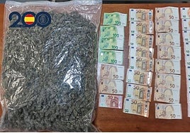 La bolsa de marihuana y el dinero incautados.