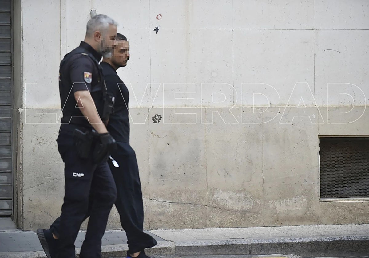 Un agente lleva ante el juez a uno de los tatuadores detenido por las presuntas agresiones sexuales a jóvenes en un estudio de tatuajes de Murcia.