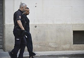 Un agente lleva ante el juez a uno de los tatuadores detenido por las presuntas agresiones sexuales a jóvenes en un estudio de tatuajes de Murcia.