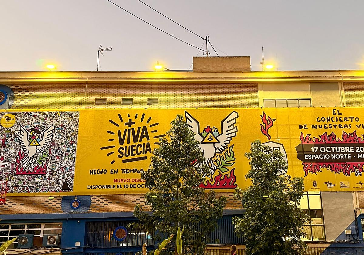 Imagen principal - Lona con la promoción de Viva Suecia desplegada en la plaza de Europa y los diseños de CD, vinilo y casette.