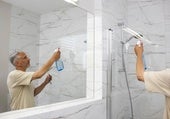 El método definitivo de un ingeniero químico para eliminar las manchas de la mampara de la ducha: «Es la forma correcta»