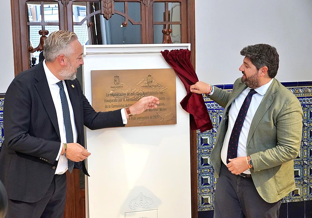 Víctor Martínez y Fernando López Miras, ayer en la reinauguración de la Casa Ayuntamiento.