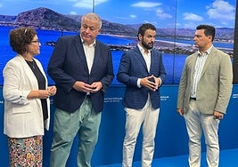 Antonia López, Francisco Bernabé, Joaquín Zapata y José Miguel Luengo, tras la rueda de prensa que ofrecieron este jueves