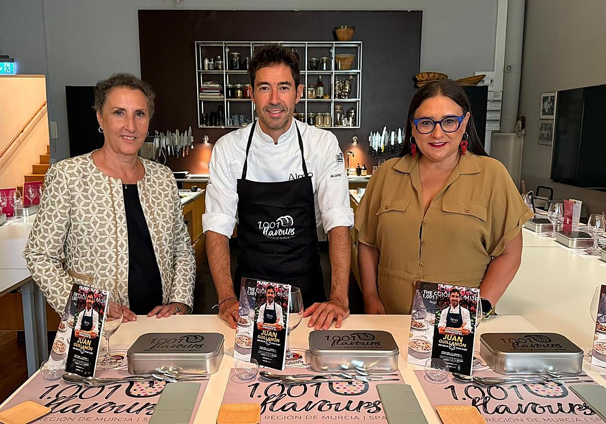 El chef Juan Guillamón, en el acto celebrado en Suecia.