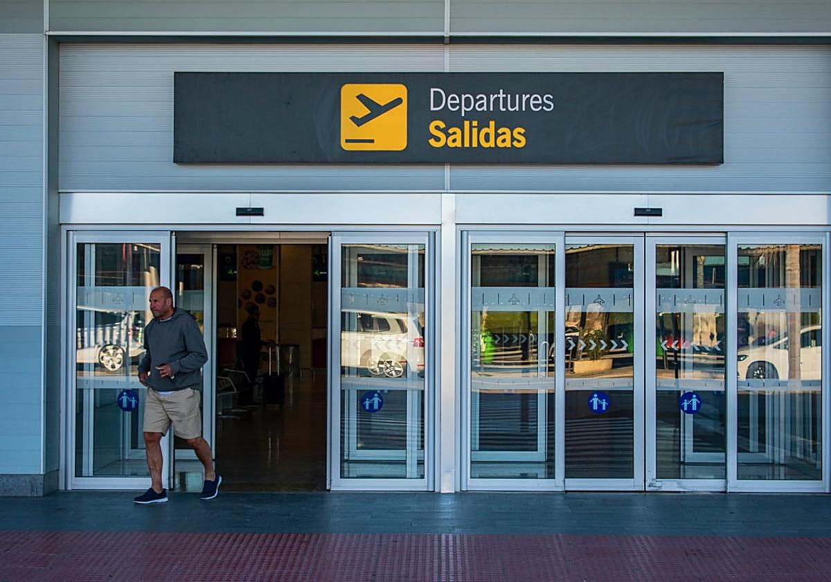 Reconversión. La puerta de Salidas del antiguoaeropuerto de San Javier, que recibirá a otro tipo de usuarios.