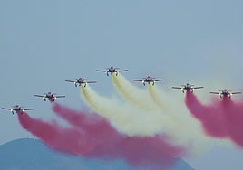 Espectáculo aéreo. Una imagen irrepetible: los siete reactores de la Patrulla Águila dibujando la bandera española en el cielo.