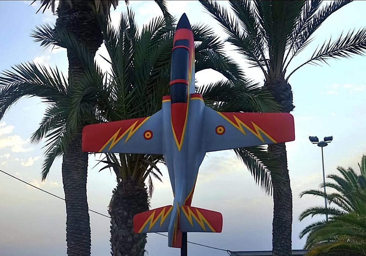 El cielo aterriza en La Ribera: murales y aviones recuerdan su historia aeronaútica