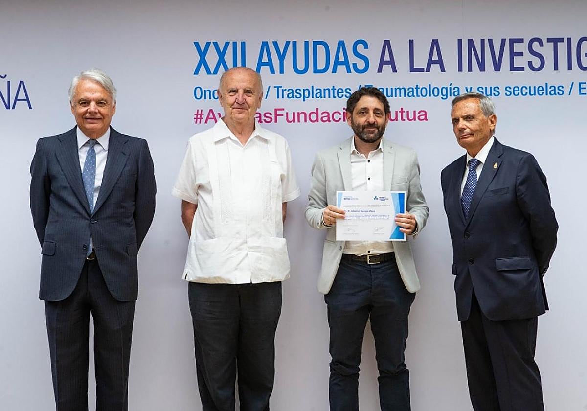 El equipo está liderado por el doctor Alberto Baroja (2º dcha.).