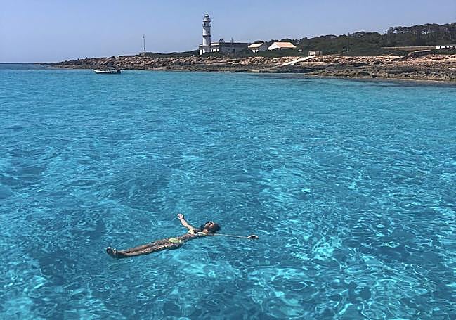 Fondos de impactante transparencia en Cap de Ses Salines, Mallorca.