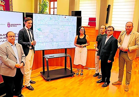 García Montoro (2i) y la alcaldesa, durante la presentación del proyecto en el Ayuntamiento.