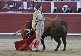El diestro Borja Jiménez lidia un toro durante la Feria de Albacete