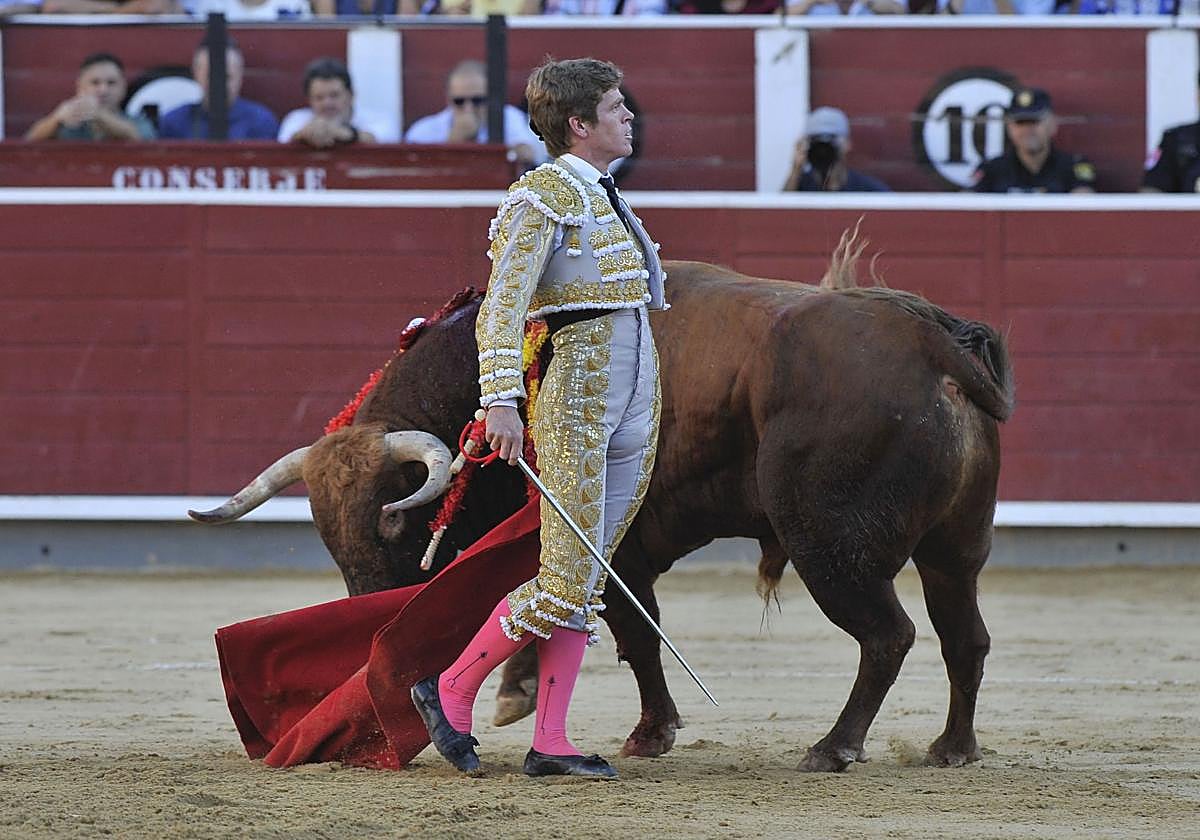 El diestro Borja Jiménez lidia un toro durante la Feria de Albacete