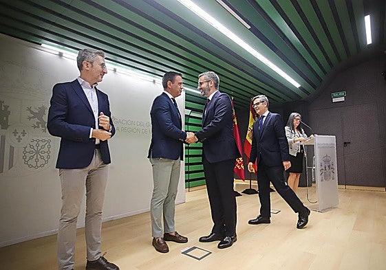 Francisco Lucas saluda a Marcos Ortuño en presencia de Félix Bolaños