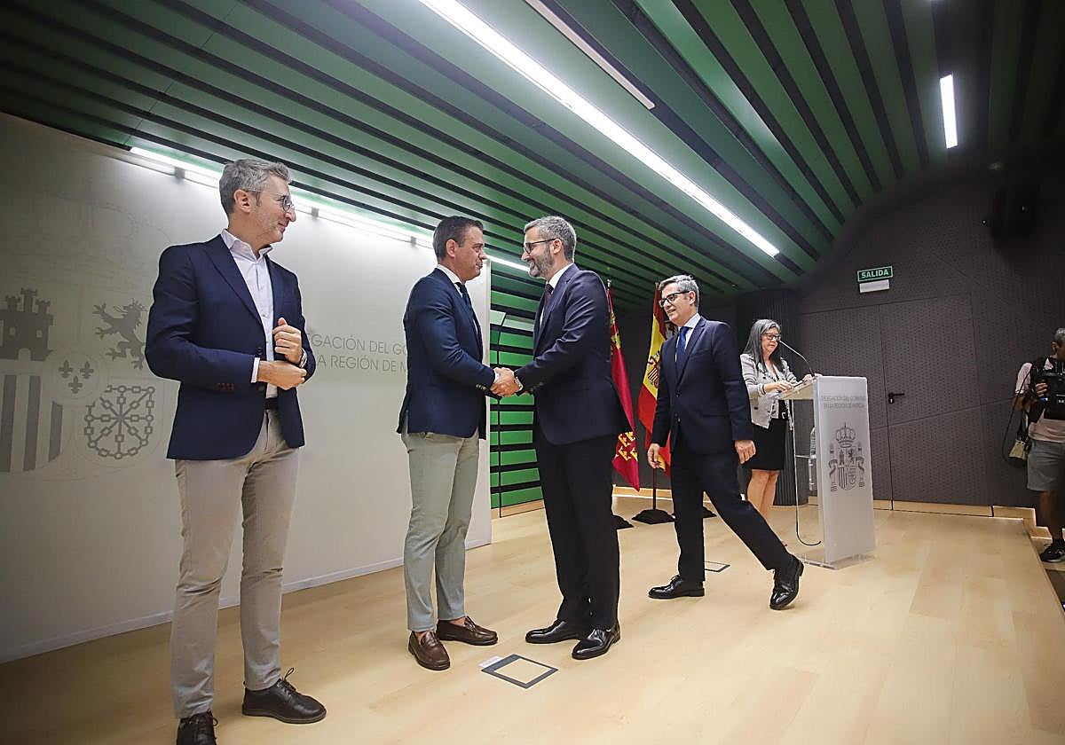 Francisco Lucas saluda a Marcos Ortuño en presencia de Félix Bolaños