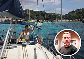 Purificación Cuadrupani a bordo del 'Sirene' en Cala Son Saura, Menorca. A la derecha, el bombero y fotógrafo Manuel Zamora.