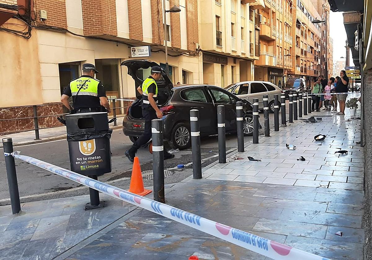 Policías y vecinos, este sábado, en el lugar del accidente.