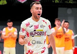 Rafa Santos celebra su gol ante el Noia Portus.