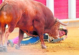 Andrés Roca Rey, este viernes, a merced del segundo toro tras un dramático percance.