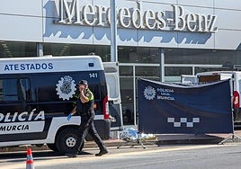 Agentes de la Policía Local de Murcia custodian el cuerpo de la fallecida tras el accidente.