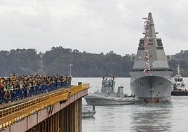 Momento de la puesta a flote de la nueva fragata 'Bonifaz', en el astillero de Ferrol, coincidiendo con la pleamar del jueves.