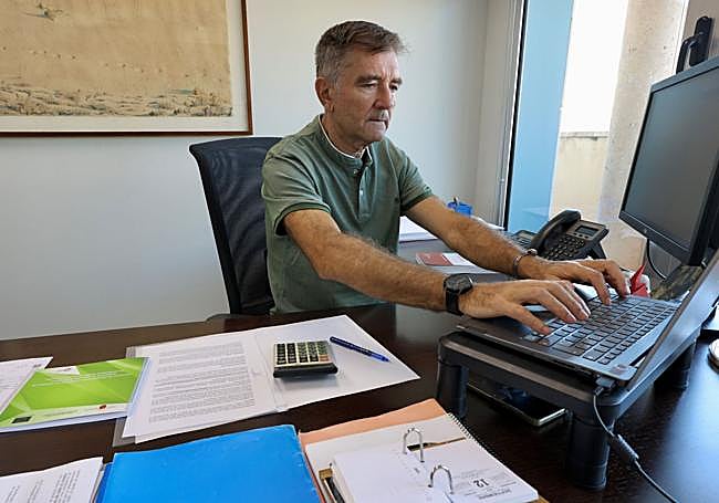 José Manuel Martínez, el pasado viernes en su despacho, situado en la Consejería de Política Social.