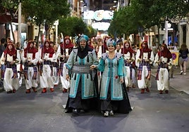 La Bienvenida mora y cristiana, en el pasacalles de ayer.