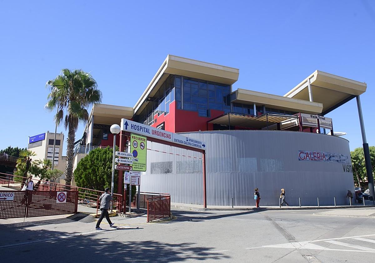 Imagen de la galería comercial de La Arrixaca, cuya reconversión en dependencias sanitarias se está estudiando.