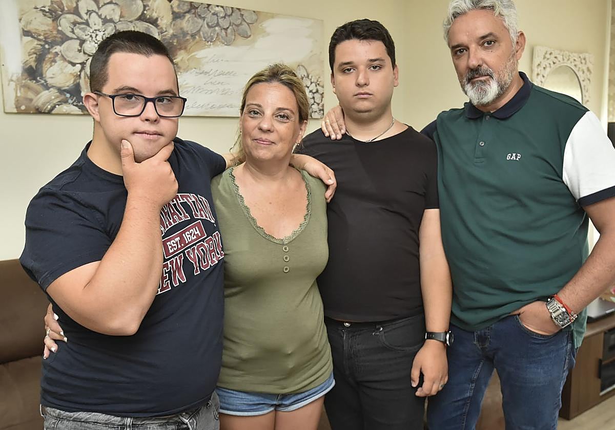 Elena y Carlos Santiago (4i), con sus hijos Carlos (1i), con síndrome de Down, y Pablo (3i), con asperger.