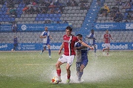 Diego Gómez controlando el balón ante un rival
