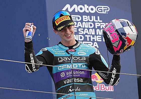 El murciano Máximo Quiles, celebrando su segundo puesto, este domingo en el circuito de Misano.